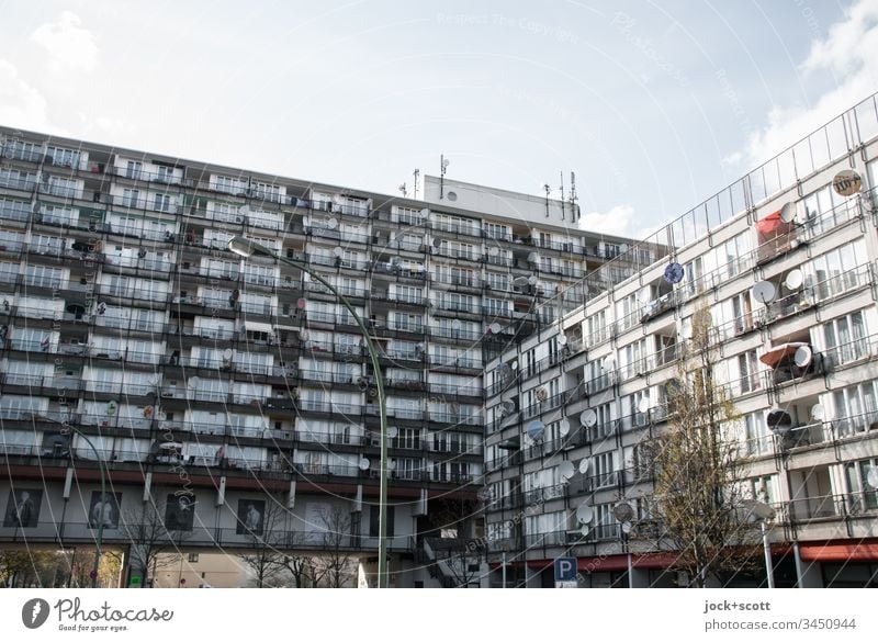 Sozialpalast, farblos in einem Block Schöneberg Stadthaus Architektur Fassade modern Stimmung Einigkeit Sozialer Brennpunkt Gedeckte Farben Wohnhochhaus