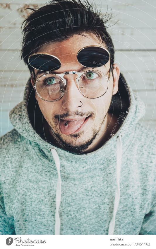 Attraktiver junger Mann mit Brille gutaussehend jugendlich cool frisch offen wirklich Augenabnutzung Gesicht schließen Atelier Model Vollbart Piercing Nase Typ