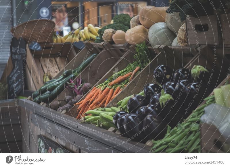 Marktfrisch Marktstand Obst- oder Gemüsestand Vitamine vitaminreich Aubergine Karotten Zucchini Obstkiste