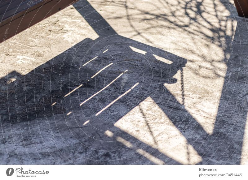 Alte Betonmauer, natürliche Textur. Heller Hintergrund. Die Schatten. Wand Stein Konstruktion grau sanft texturiert Oberfläche neu gealtert ländlich abstrakt