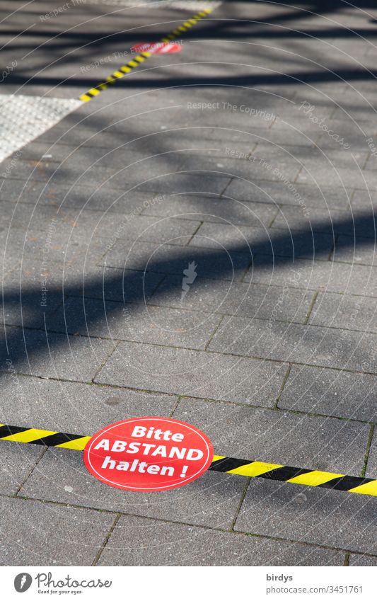 Abstandsmarkierungen vor einem Supermarkt. Kunden werden gebeten aufgrund der Infizierungsgefahr duch das Coronavirus Abstand zu halten. Covid 19