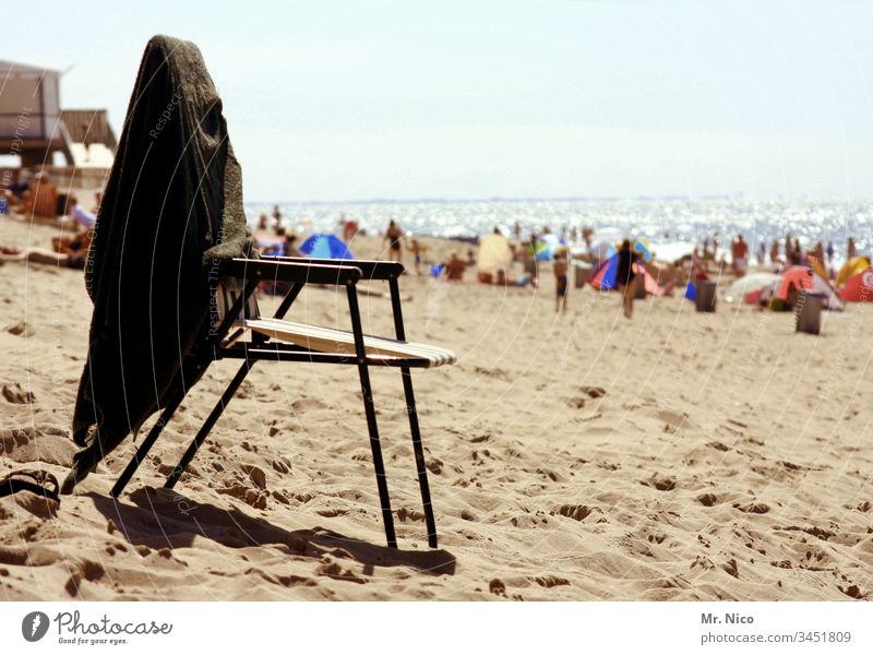 Strandleben Stuhl Sand Ferien & Urlaub & Reisen Schönes Wetter Sommer sitzen Küste Meer Erholung Sommerurlaub Landschaft Tourismus Himmel Nordseestrand