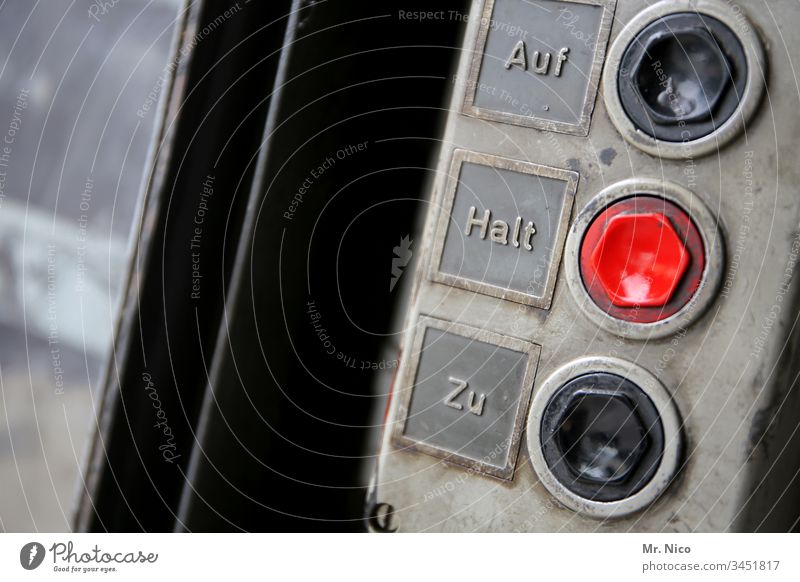 auf oder zu Halt öffnen schließen Stop rot schwarz stoppen Schilder & Markierungen Tor Zeichen Industrie Lagerhalle mechanisch Sicherheit Hauptschalter