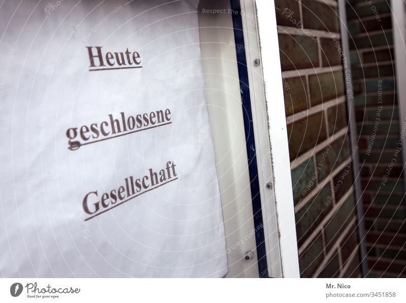 Geschlossene Gesellschaft geschlossene gesellschaft Hinweisschild Lokal Schilder & Markierungen Schriftzeichen Gesellschaft (Soziologie) Kommunizieren