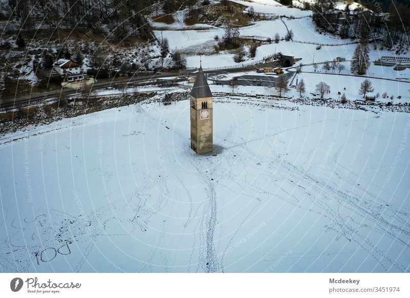 Kirchturm gefrorener See Eis Schlittschuhlaufen Eiswasser zugefrorener See Milan Skifahren kalt reschenpass Dröhnen Drohnenflug Drohnenansicht Drohnen-Bilder