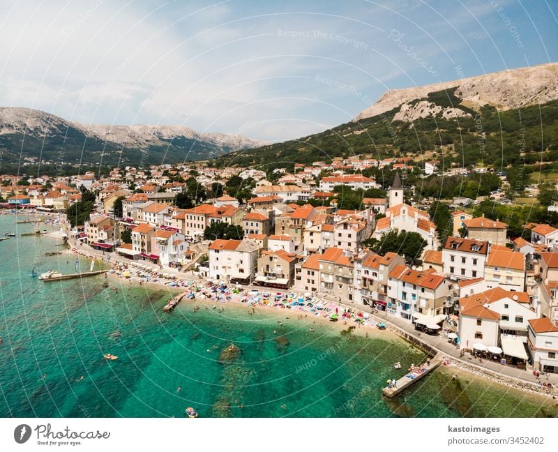 Luftpanoramabild der Stadt Baska, beliebtes touristisches Ziel auf der Insel Krk, Kroatien, Europa. baska krk MEER Großstadt Gebäude hafen Wasser Sommer