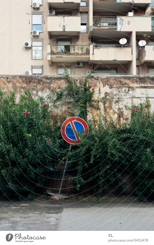 schild eingeschränktes halteverbot Schilder & Markierungen Verbote Verbotsschild verboten Verkehrswege Verkehrsschild Außenaufnahme Farbfoto Menschenleer