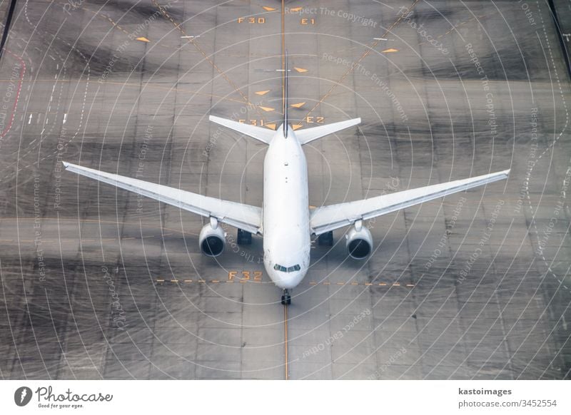 Flugzeug auf einer Startbahn. Flughafen reisen Verkehr Ebene Fliege Ankunft Hintergrund groß Ladung Cockpit Fluggesellschaft wirtschaftlich Transport