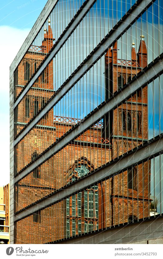 Friedrichwerdersche Kirche, gespiegelt im Außenministerium architektur außen außenministerium berlin city friedrichwerdersche kirche frühjahr frühling