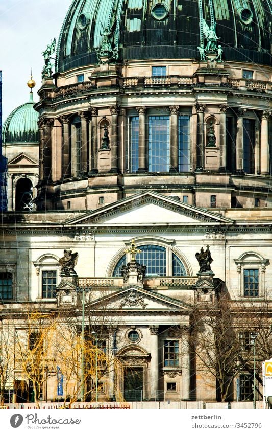 Berliner Dom, Südportal architektur außen berlin city frühjahr frühling hauptstadt haus innenstadt menschenleer städtereise textfreiraum tourismus touristik dom