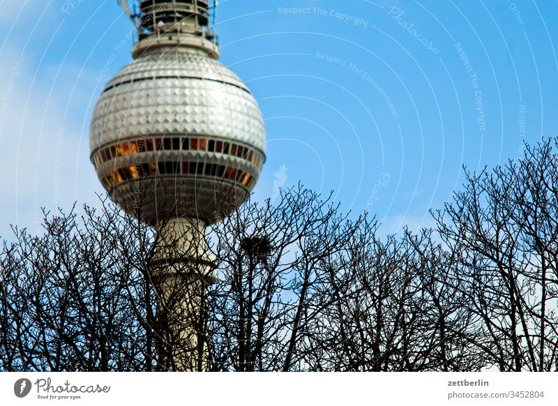 Fernsehturm mit Krähennest alex alexanderplatz architektur außen berlin city fernsehturm frühjahr frühling hauptstadt haus innenstadt menschenleer städtereise