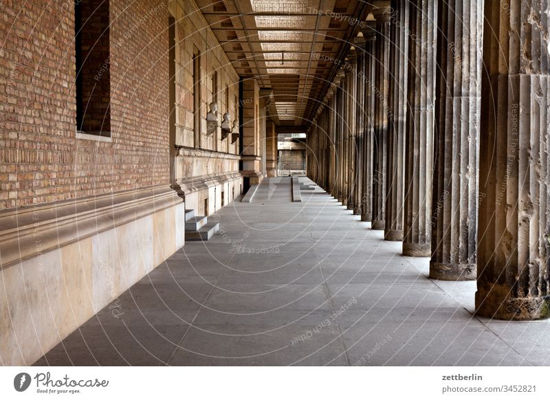 Säulengang im Neuen Museum, Berlin architektur außen berlin city frühjahr frühling halle hauptstadt haus innenstadt james-simon-galerie menschenleer museum