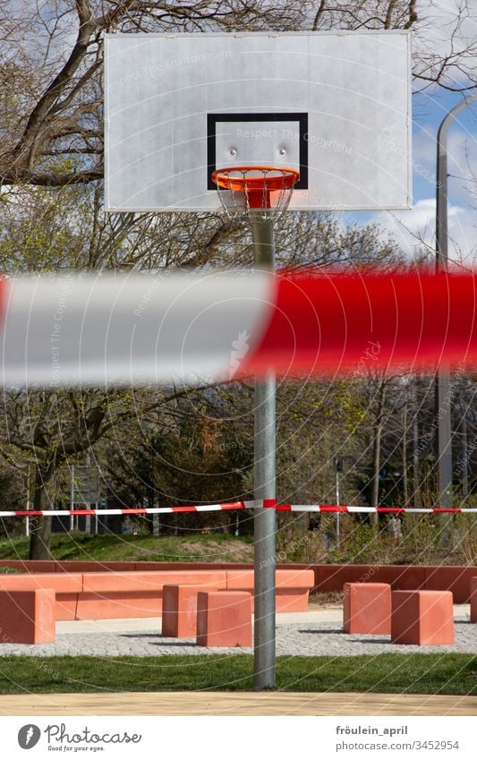 abgesperrter Basketballplatz Absperrung Sportplatz Öffentlich Corona-Virus Vorsichtsmaßnahme Infektionsgefahr Coronavirus Schutz Quarantäne COVID Prävention