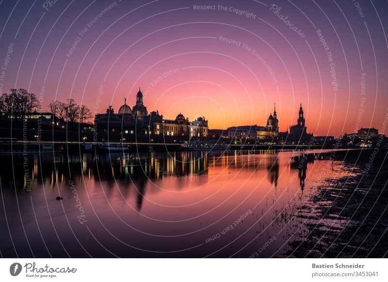 Skyline Dresden, Altstadt, Sachsen, Deutschland malerisch stimmungsvoll Farbfoto Fluss Elbe Illumination Gefühle Ferien & Urlaub & Reisen Europa Ausflug Abend