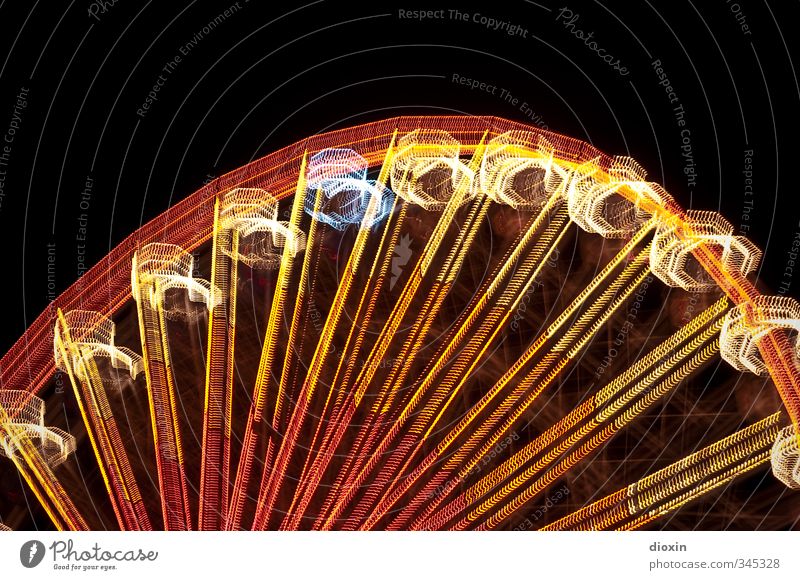Hoch hinaus Oktoberfest Jahrmarkt Riesenrad Fahrgeschäfte Schausteller drehen leuchten gigantisch Freude Höhenangst Farbfoto Außenaufnahme Menschenleer