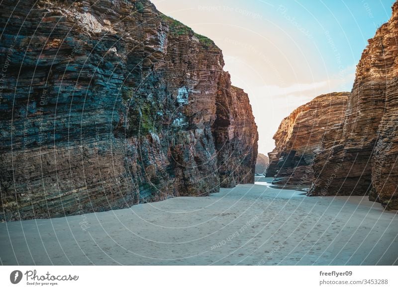 VIew aus dem Sand am Strand der Cathedrals Bogen als Katedrais atlantisch Strand der Kathedralen Strand der heiligen Wasser schön Kantabrische Küste Klippe