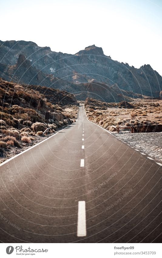 Leere Straße zu den Bergen auf Teneriffa, Spanien Asphalt Sauberkeit Klarer Himmel Klippe Cloud Wolkenlandschaft Landschaft Kurve Trennlinie Laufwerk leer