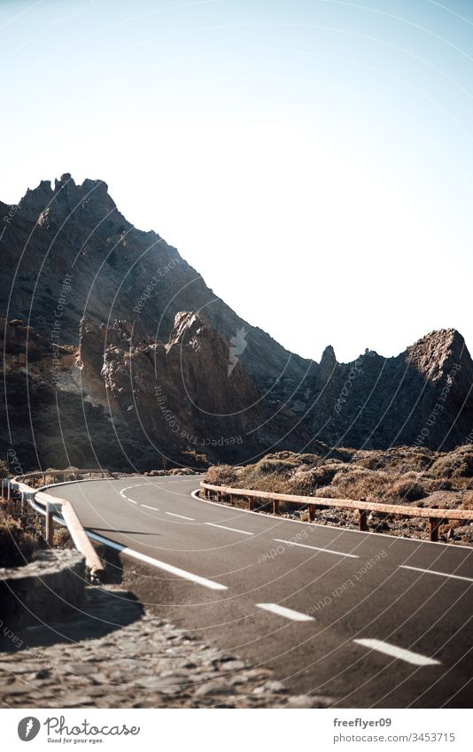 Leere Straße zu den Bergen auf Teneriffa, Spanien Asphalt Sauberkeit Klarer Himmel Klippe Cloud Wolkenlandschaft Landschaft Kurve wüst Trennlinie Laufwerk leer