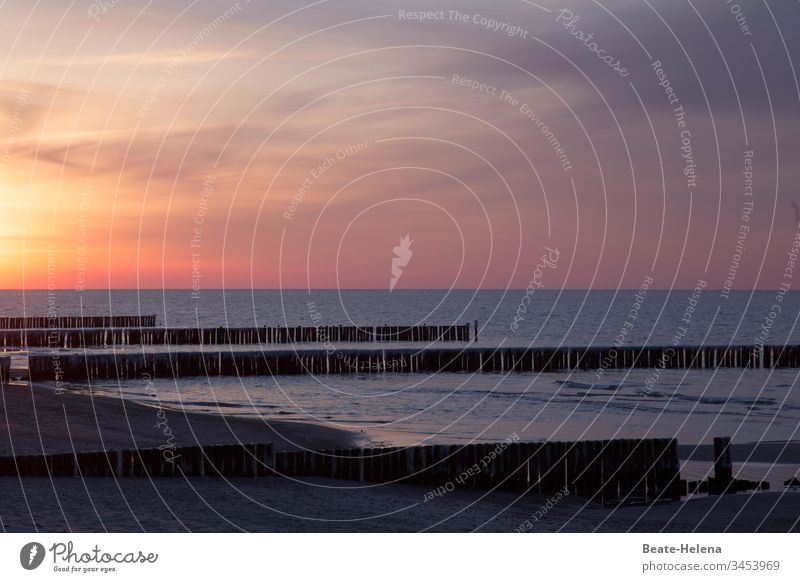 Ein schöner Sonn(en)tag legt sich zur Ruhe Wasser Abendrot Sonnenuntergang Ostsee Ostseeküste Küste Schönes Wetter Himmel Strand Urlaub Ferien & Urlaub & Reisen