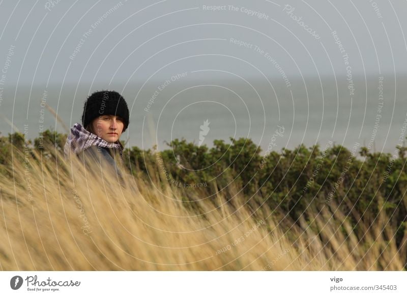 Auf der Suche Zufriedenheit Erholung Meer Mensch feminin Junge Frau Jugendliche Kopf 1 Natur Landschaft Luft Wasser Himmel Horizont Frühling Wetter Wind Gras