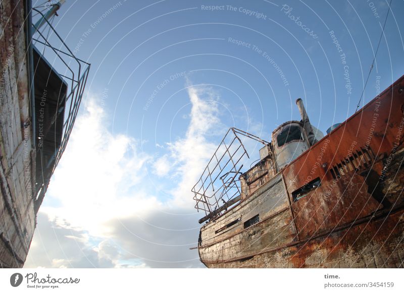 Wrack ohne Prämie Panorama (Aussicht) Schatten Menschenleer Außenaufnahme Farbfoto Zerstörung Vergänglichkeit Vergangenheit Verfall Tod Stimmung Misserfolg