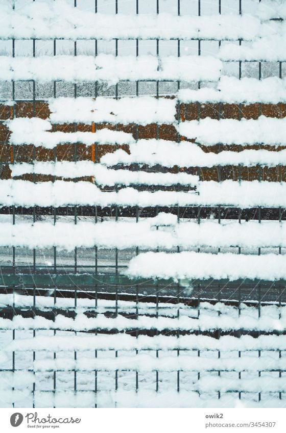 Kaltmetall Schnee Gitter Gitterzaun Maschendraht Maschendrahtzaun Metall verschneit zugeschneit Schutz Autobahn A4 Durchblick Sicherheit Balustrade Straßenrand