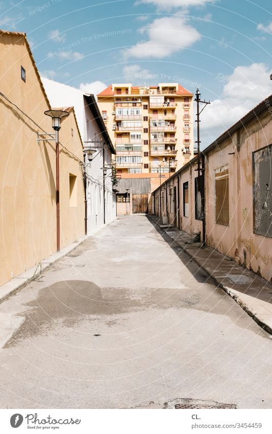 in palermo Schönes Wetter Wege & Pfade Perspektive Häuser Haus urban Hochhaus Verfall Außenaufnahme Tag Himmel Menschenleer Farbfoto Stadt Gebäude Architektur