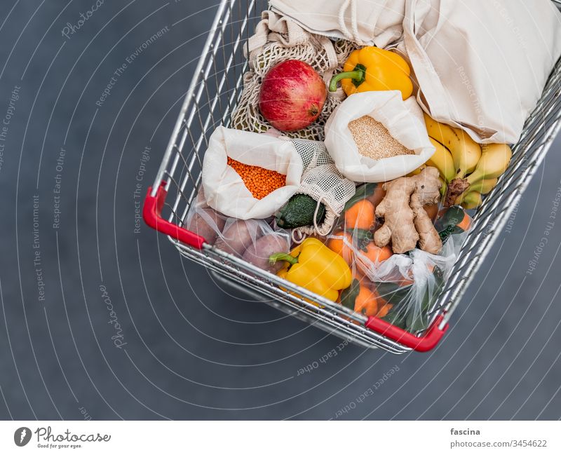 Lebensmittelabfälle, Null-Abfall-Einkauf im Supermarkt Öko-Tasche Einkaufswagen keine Verschwendung Handwagen Karre Frucht Gemüse wiederverwendbar Taschen