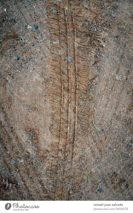 Radabdruck auf dem Sand grau Straße Bürgersteig Straßenbelag Boden Land im Freien Streusand texturiert abstrakt Muster Material Hintergrund Minimalismus drucken