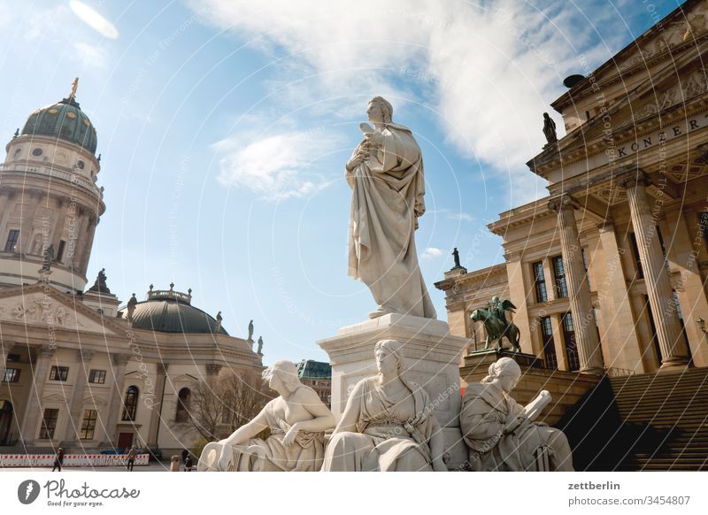 Schiller auf dem Gendarmenmarkt architektur außen berlin city frühjahr frühling gendarmenmarkt hauptstadt haus innenstadt klassizismus konzerthaus menschenleer