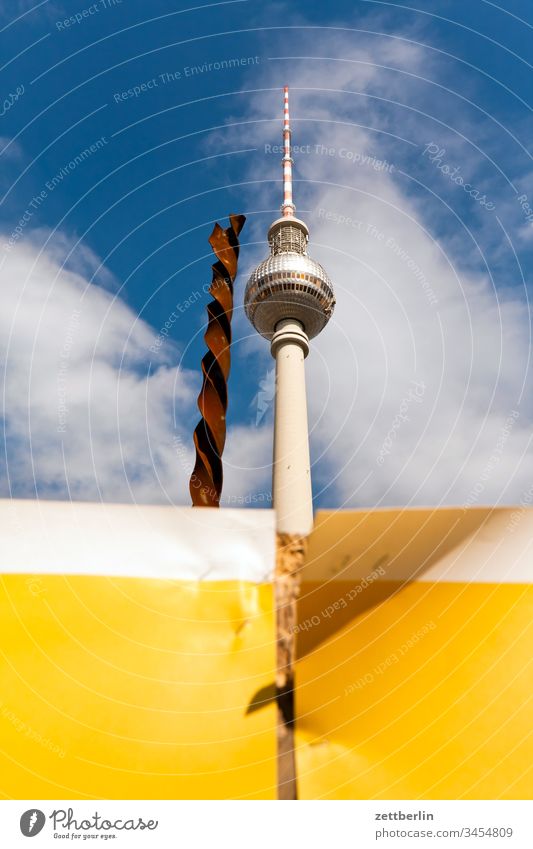 Fernsehturm mit Bohrer alex alexanderplatz architektur außen berlin city fernsehturm frühjahr frühling hauptstadt haus innenstadt menschenleer städtereise