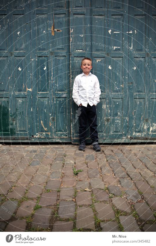 junior Lifestyle Junge Jugendliche 1 Mensch Tor Gebäude Tür Mode Hemd warten frech Fröhlichkeit Coolness Junior Kopfsteinpflaster Hof alt antik verfallen