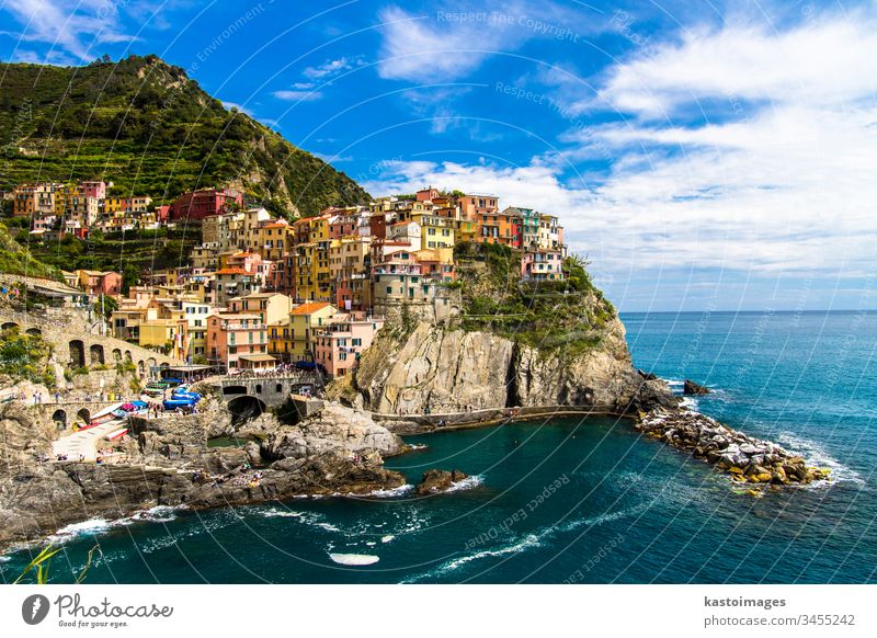 Fischerdorf Manarola, Cinque Terre, Italien. MEER farbenfroh Meereslandschaft malerisch im Freien Felsen mediterran Landschaft Ligurien Architektur reisen Dorf