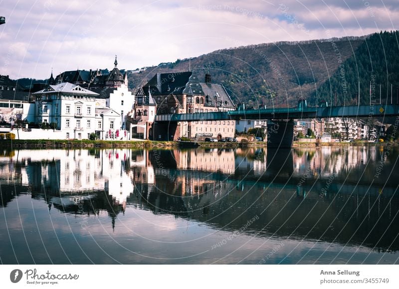 Stadt am Mosel-Ufer mit Brückenanbindung, Spieglung Mosel (Weinbaugebiet) Deutschland Traben-Trabach Ort Schönes Wetter spieglung Wasser Natur Farbfoto Sommer