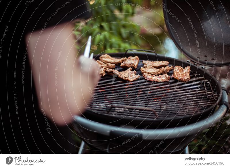 Dieses Jahr wohl keine Grillsaison Grillen Außenaufnahme Fleisch Grillrost Steak Grillkohle Lebensmittel Abendessen Schwache Tiefenschärfe Ernährung lecker