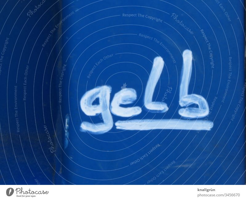 Das Wort „gelb“ unterstrichen in weißer Farbe auf blauem Untergrund geschrieben Graffiti Kommunizieren Schriftzeichen Buchstaben Typographie Letter