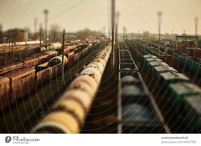 Güterwagen am Bahnhof. Draufsicht auf die Güterzüge. Waggons mit Gütern auf der Bahn. Schwerindustrie. Industrielle Konzeptszene mit Zügen. selektiver Fokus