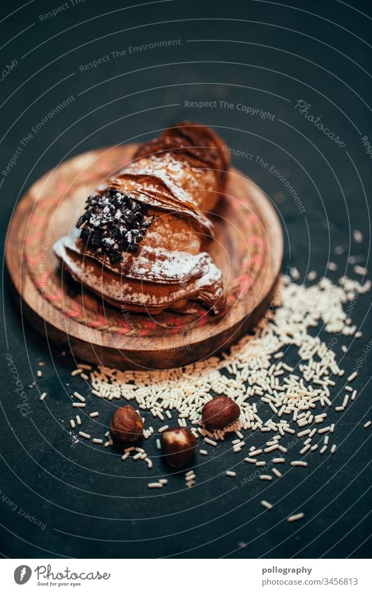 Leckeres Gebäck auf dunklem Untergrund/Hintergrund Dessert Essen Backwaren Lebensmittel süß Essen zubereiten geschmackvoll Farbfoto lecker Nahaufnahme