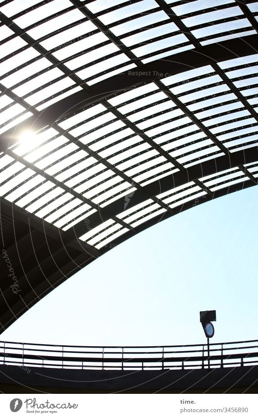 Regenschutz dach architektur konstruktion schild sonnenlicht glas kurven überdacht bauwerk regenschutz morgens himmel wolkenlos linien parallel schwingung hoch