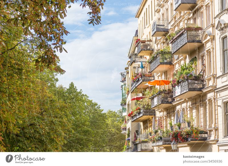 Traditioneller europäischer Balkon mit bunten Blumen und Blumentöpfen. Gebäude Haus Außenseite Berlin Deutschland Kreuzberg altehrwürdig Fenster Architektur