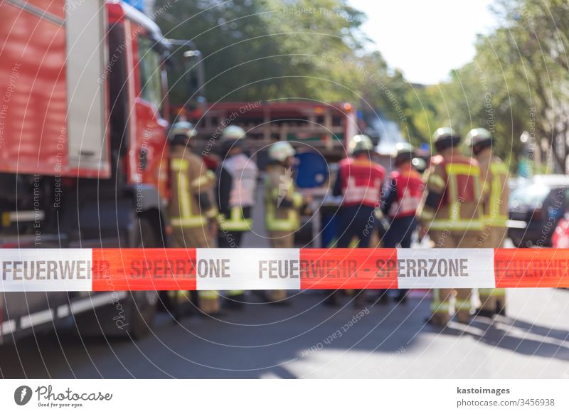 Team von Feuerwehrleuten mit dem Feuerwehrauto am Unfallort. Feuerwehrmann Gerät retten Schutz Brigade Gegend Standort Ermahnung Schutzhelm Notfall Uniform