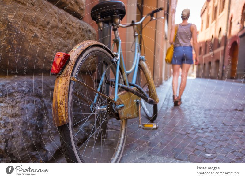 Retro-Fahrrad auf der alten italienischen Straße. reisen Frau Dame Europäer Stadt Spaziergang Europa Gebäude Stein Architektur altehrwürdig Bürgersteig retro