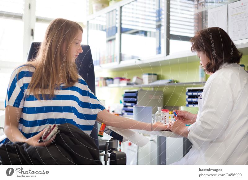 Krankenschwester und Blutspender bei der Spende. Spender Gesundheitswesen Geldgeschenk Labor Transfusion medizinisch Krankenhaus im Innenbereich Arme Mann