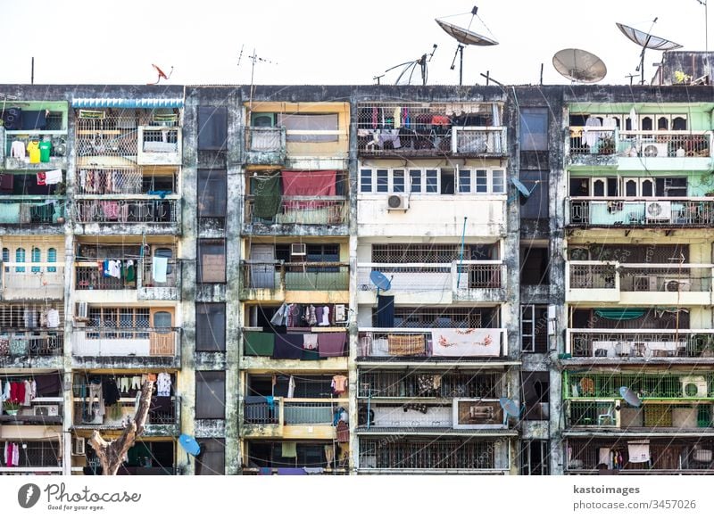 Wohnblock in Rangoon, Birma. Stadthaus Haus Fenster Häusliches Leben Stadtzentrum Wohnhaus Fassade Wohngebiet Balkon Architektur Gesellschaft (Soziologie)