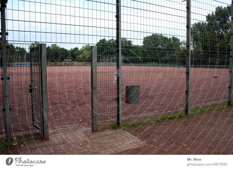 Türchen öffne dich Sportplatz Hartplatz Sportverein ascheplatz Zaun Sportstätten Freizeit & Hobby Sportveranstaltung Fußballplatz Ballsport auswärtsspiel