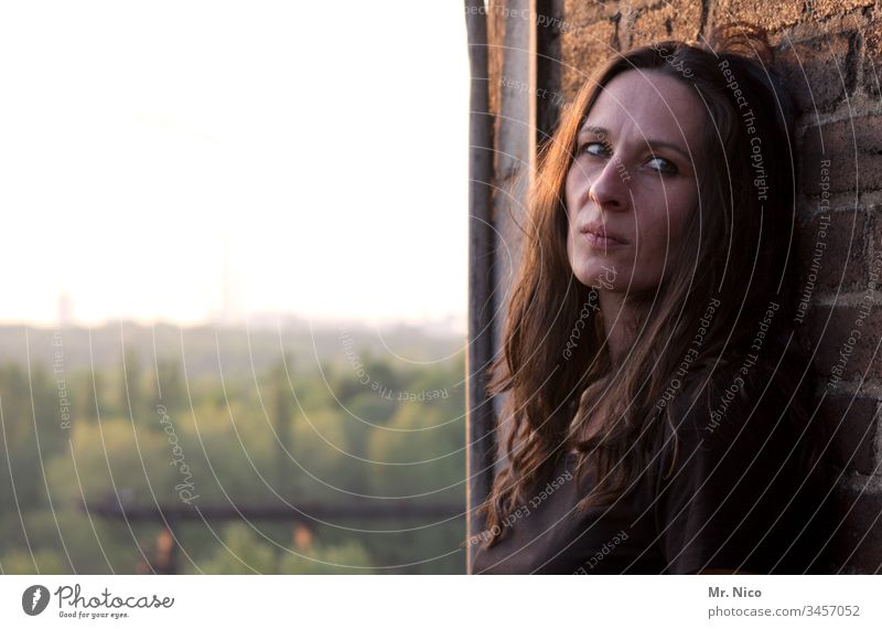 traurigschön frau nachdenklich gedanken leben langhaarig melancholie Traurigkeit Blick beobachten Gesichtsausdruck Sorge anlehnen natürlich dunkelhaarig Gefühle