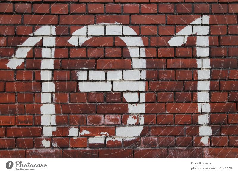 Graffiti auf Backsteinwand Architektur Mauer Fassade Haus Schriftzeichen Gebäude Farbfoto Backsteinmauer, Zahlen