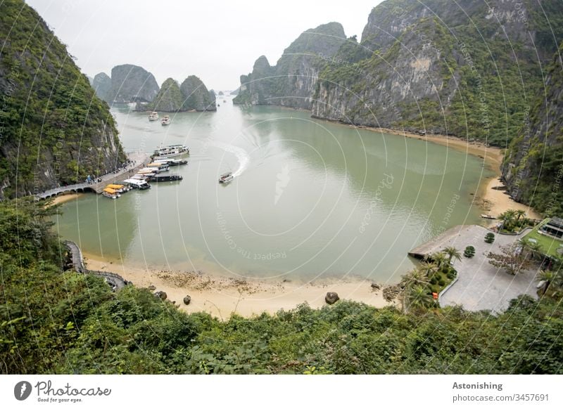 Boote in einer Buch in der Ha-Long Bay, Vietnam Entfernung Weite Wellen Asien Halong Außenaufnahme Ferien & Urlaub & Reisen Halong Bay Felsen Stein Bucht Natur