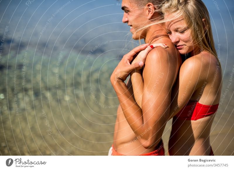 Junges Paar entspannt am Strand Liebe Glück Sommer Frauen Menschen Sonne Männer MEER Feiertag Urlaub Partnerschaft jung Liebespaar Lifestyle männlich Meer