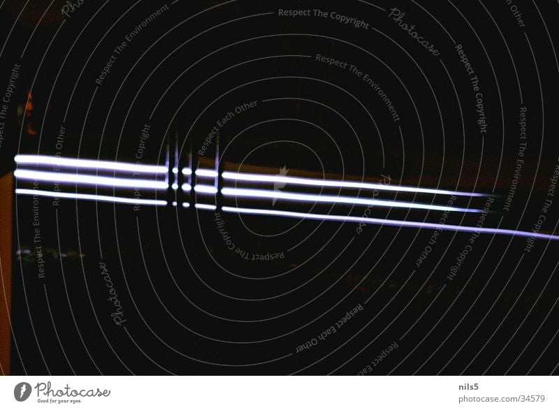 white stripes Streifen Aluminium dunkel Licht glänzend Stil Langzeitbelichtung Metall Lampe PKW
